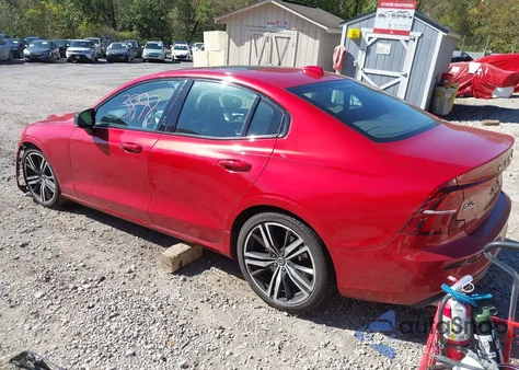 2019 Volvo S60 T6 R-Design из США, поврежденный, VIN 7JRA22TM0KG007258